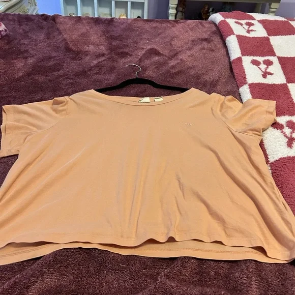 Gently loved Women’s Levi’s orange cropped tshirt - Picture 4 of 9